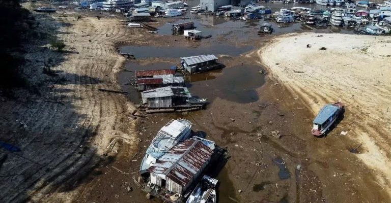 Seca no AM: Rio Negro baixa mais 11 cm em mais um dia de recorde