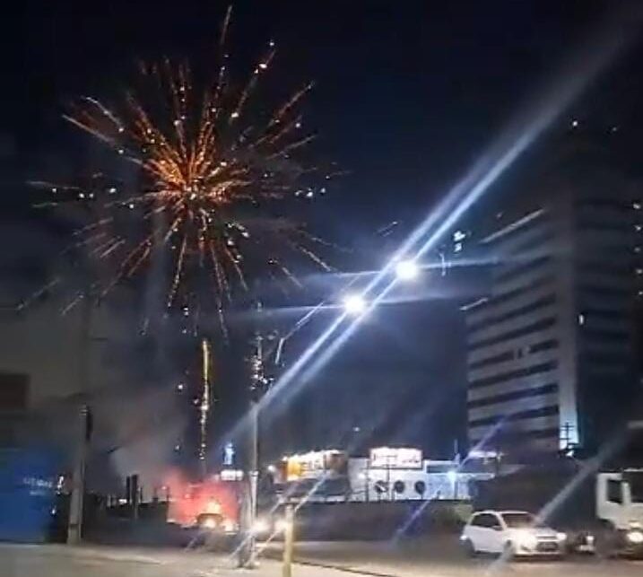 Torcedores do Paysandu fazem foguetório em frente ao hotel do Amazonas FC