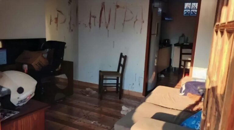 Homem espanca família e usa sangue para escrever em parede