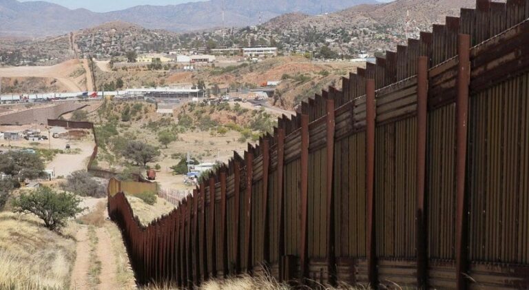 Aumento de migrantes do México faz Biden seguir Trump e aumentar muro na fronteira