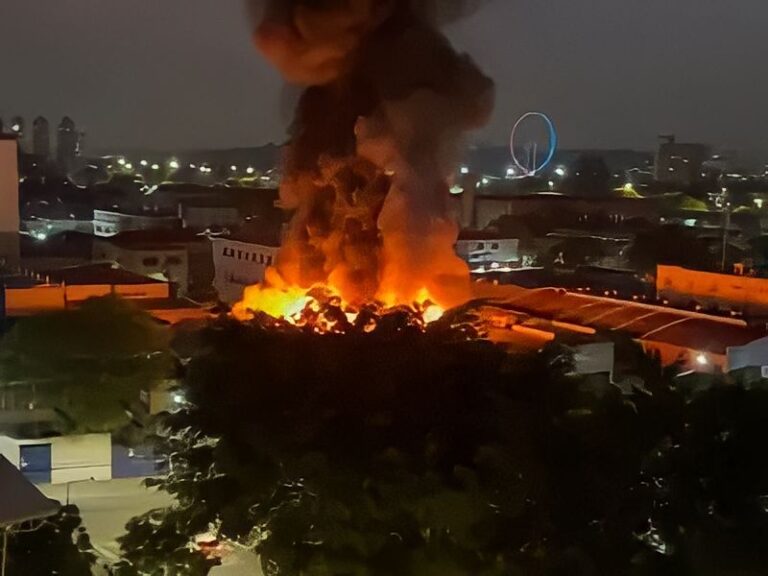 Incêndio atinge galpão na Vila Leopoldina em São Paulo