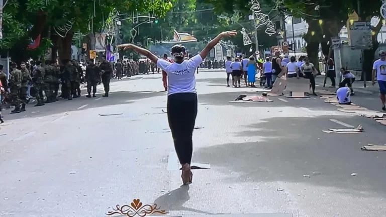 VÍDEO: Bailarina percorre Círio dançando para agradecer a Santa