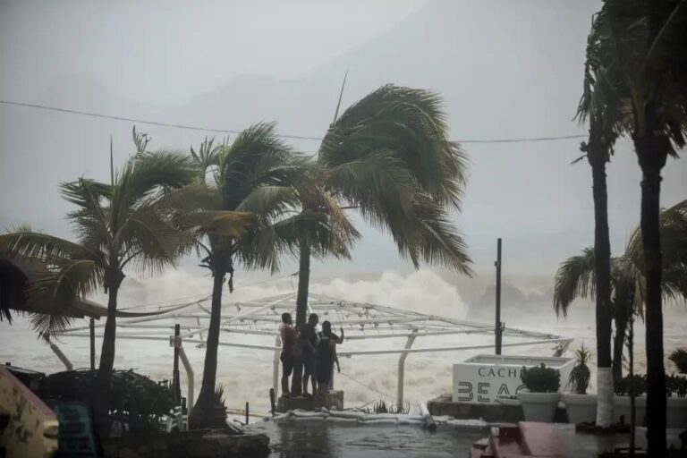 México está em alerta com a chegada de tempestade e furacão