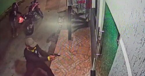 VÍDEO: Em Manaus, dupla atira em porta de vidro, mas tentativa de invasão é frustrada após arma falhar