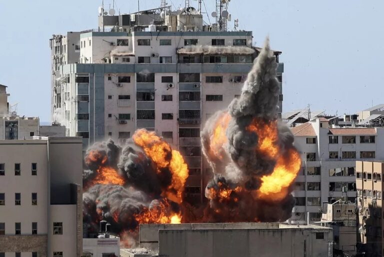 Civis são retirados de prédios bombardeados na faixa de Gaza