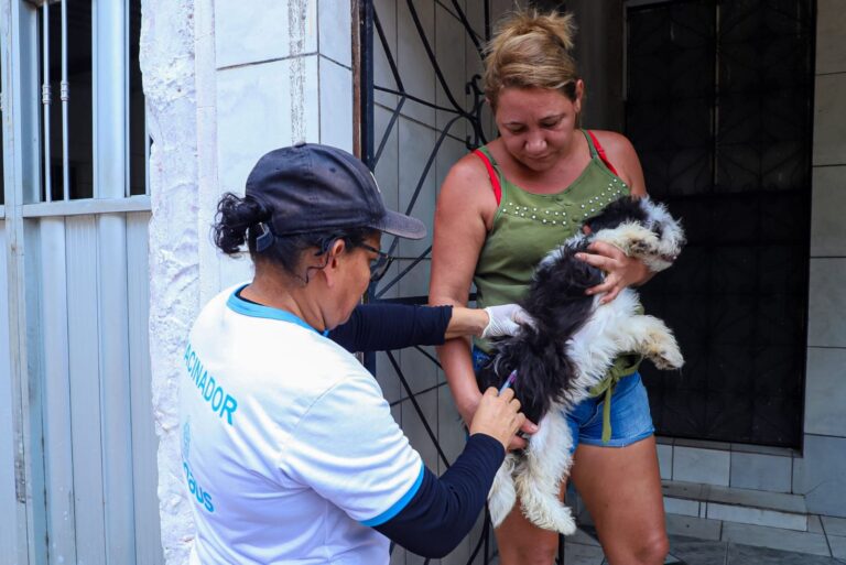Campanha leva vacinação antirrábica animal a 20 bairros de Manaus