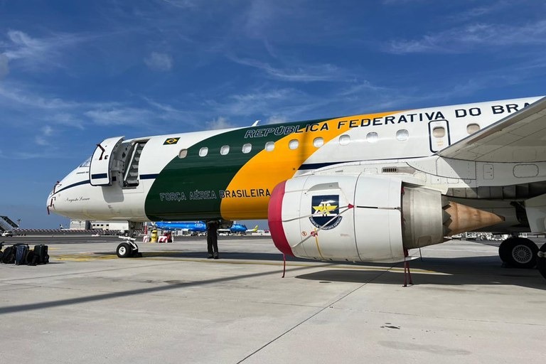 Aeronave da FAB aguarda autorização da travessia de brasileiros na fronteira do Egito