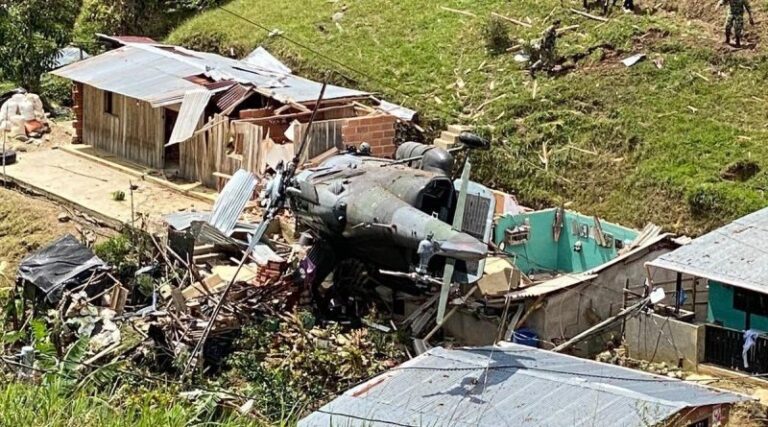 Vídeo: Helicóptero colombiano cai em cima de casas e deixa 7 pessoas feridas