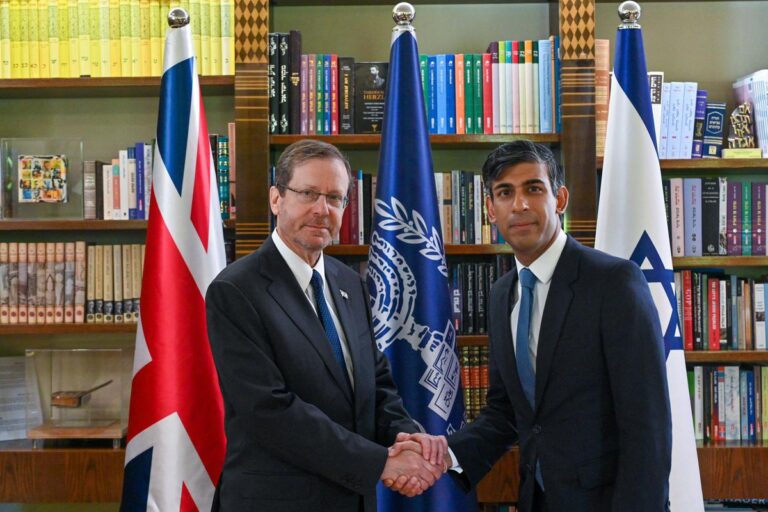 Israel critica BBC por não chamar Hamas de terrorista e ministro britânico concorda