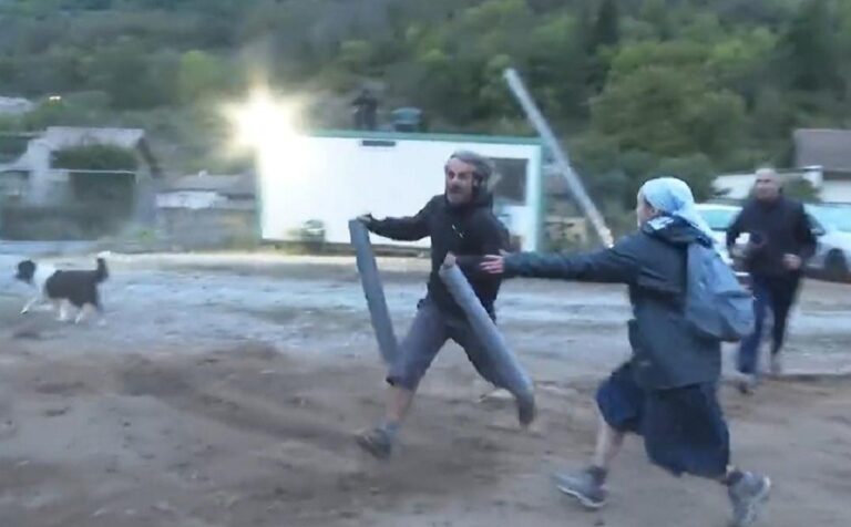 Vídeo: Freira francesa viraliza ao derrubar manifestante durante protesto