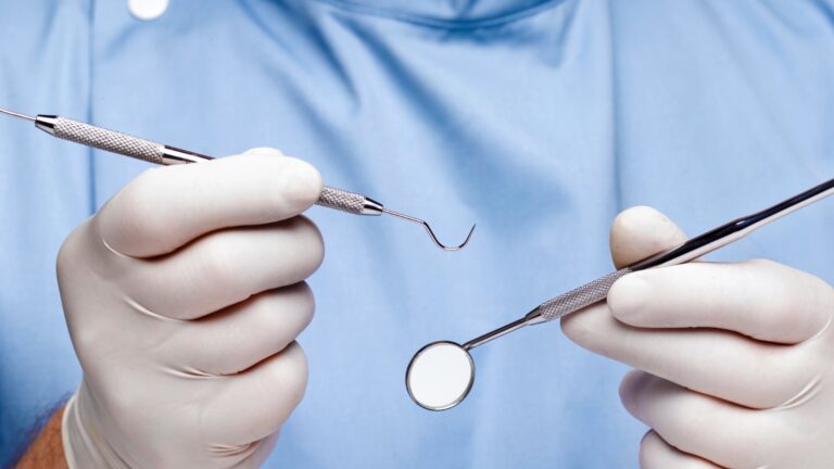 Justiça condena dentista mais bem pago da França por ‘mutilar’ 400 pacientes Justiça condena dentista mais bem pago da França por ‘mutilar’ 400 pacientes