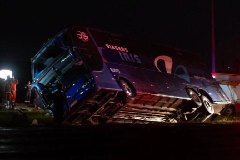 VÍDEO: Ônibus clandestino tenta fugir de escolta, capota e mata seis, no DF