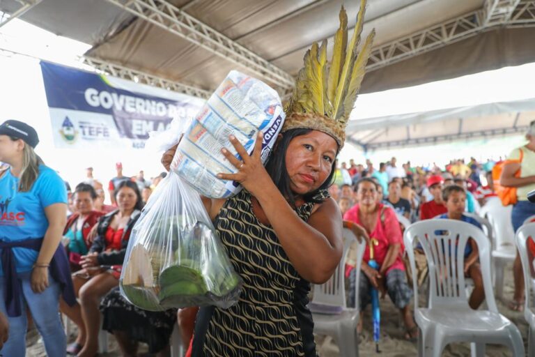 Indígenas afetados pela seca dos rios recebem ajuda com alimentos e medicações