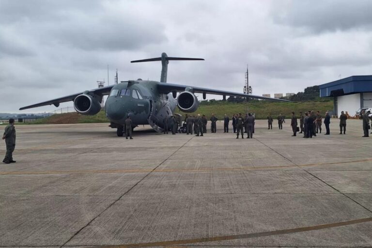 Decola de Israel o último voo com brasileiros repatriados