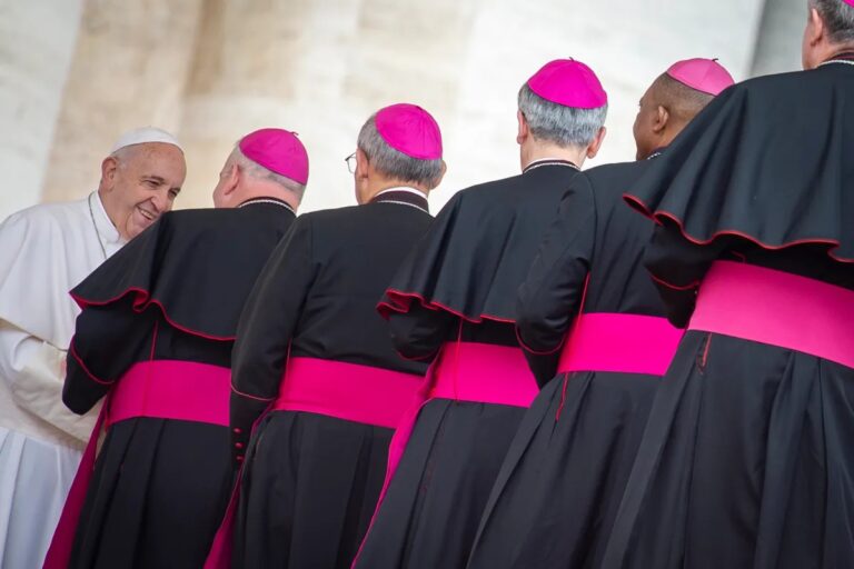 Vaticano aceita renúncia de bispo polonês envolvido em escândalo sexual