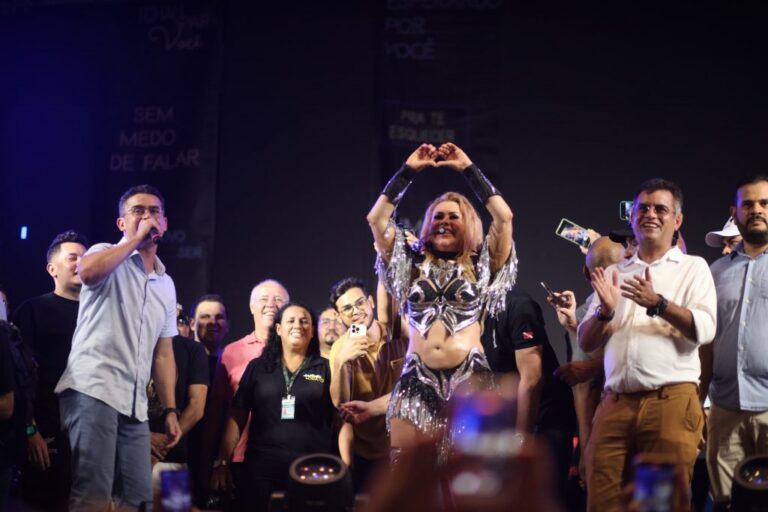 Imagem colorida mostra Joelma no palco com David Almeida