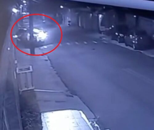 VÍDEO: Durante a madrugada, carro bate veículo parado em cima de calçada, em Manaus
