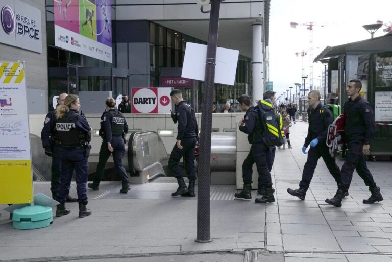 Mulher com trajes islâmicos é baleada pela polícia em metrô de Paris por suspeita de terrorismo