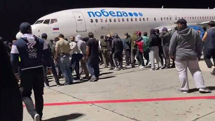 “Contaminou seu próprio território com um nível alto de ódio”, diz Zelensky sobre invasão do aeroporto na Rússia
