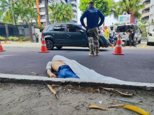 VÍDEOS: Homem morre atropelado após sandália quebrar no meio da rua, em Manaus