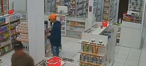 VÍDEO: Dupla invade drogaria e rende clientes e funcionários, em Manaus