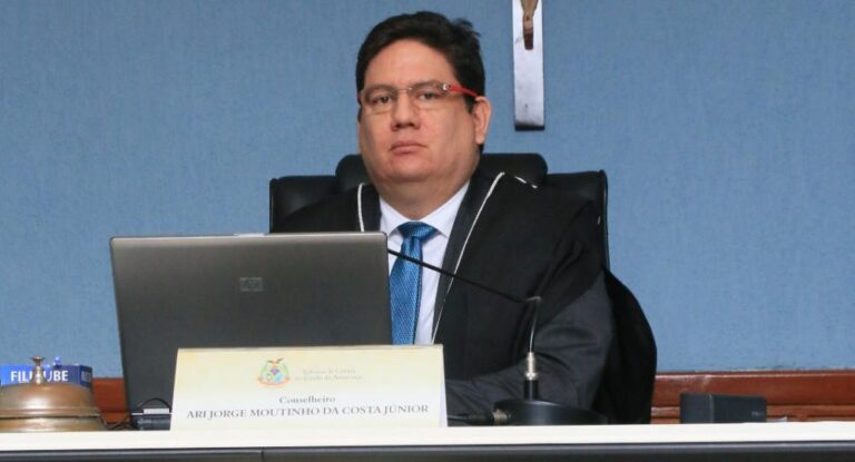 Conselheiro Ari Moutinho tinha sido afastado das funções no TCE-AM após virar réu no STJ por injúria contra a presidente da Corte