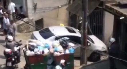Suspeitos abandonam carro em movimento e criança é atropelada