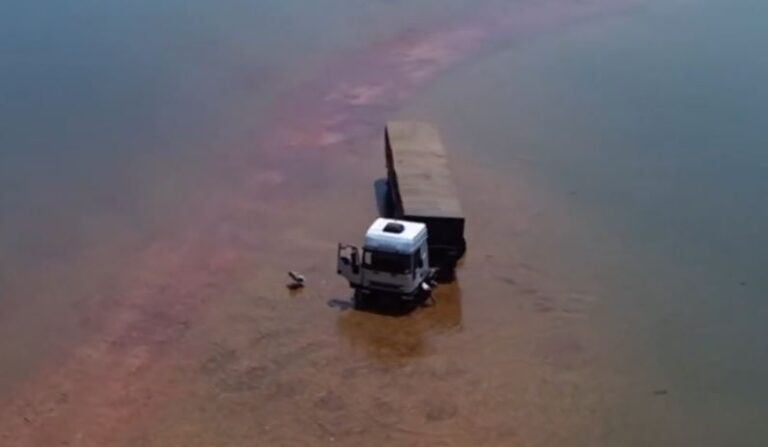 VÍDEO: Motorista tenta atravessar por trilha de terra no meio do rio e caminhão fica atolado, no TO
