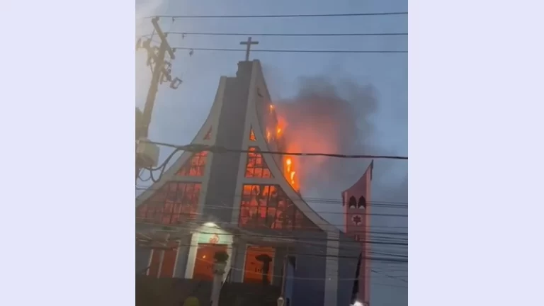 VÍDEO: Raio cai em telhado de igreja, em São Paulo