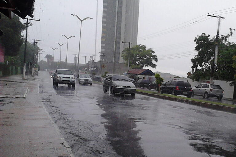 VÍDEOS: Após três dias consecutivos de fumaça, chuva chega em Manaus
