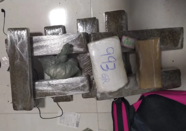 TO: Polícia encontra casa usada para distribuição de drogas e apreende anotações com endereços para onde eram enviadas encomendas