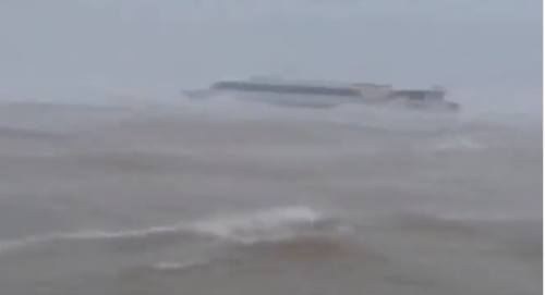VÍDEO: Chuva forte e temporal “quase” viram embarcação no meio do rio, no AM