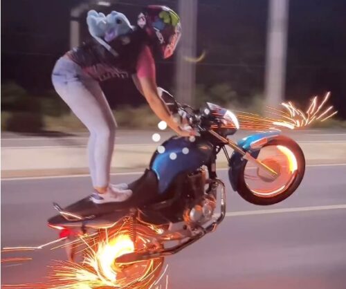 VÍDEO: Mulher é flagrada empinando moto em avenida de Manaus