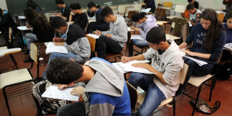Projeto de reforma do Ensino Médio prevê volta de disciplinas obrigatórias