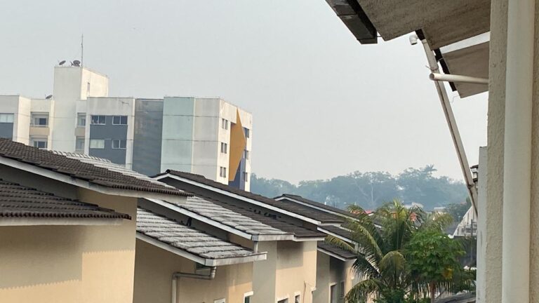Fumaça encobre Manaus pelo quinto dia consecutivo e compromete o ar
