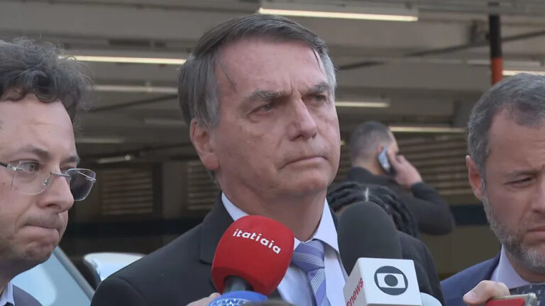 Bolsonaro depõe sobre grupo de empresários no WhatsApp e diz que mensagens vieram "da imprensa"