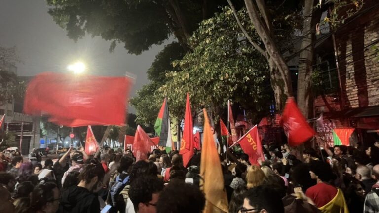 Imagem colorida mostra reunião de filiados a partidos de esquerda