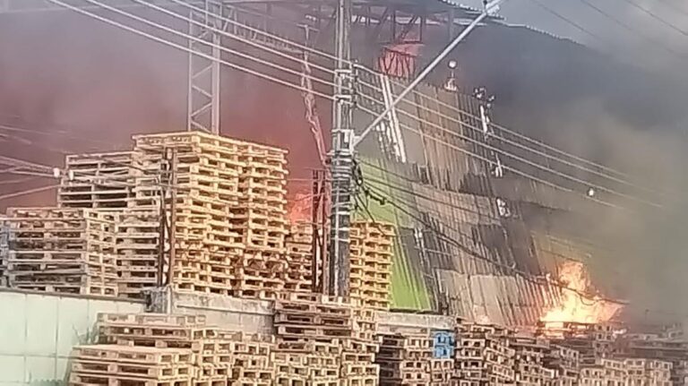 Incêndio de grandes proporções atinge fábrica de paletes no Jardim Mauá