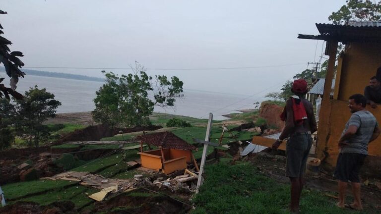 VÍDEOS: Fenômeno das ‘terras caídas’ faz barranco deslizar e destruir igreja, em Iranduba