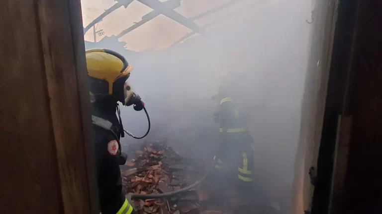 Mulher é encontrada com ferimentos perto de casa incendiada em Araguaína