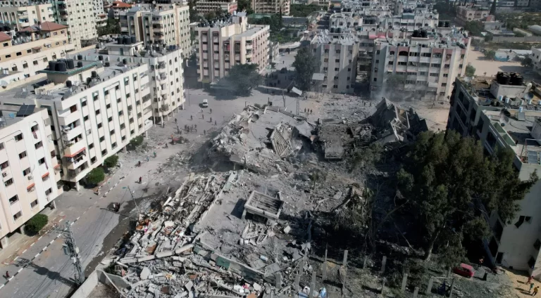 Faixa de Gaza tem dia mais intenso de bombardeios nesta sexta (27) Faixa de Gaza tem dia mais intenso de bombardeios nesta sexta (27)