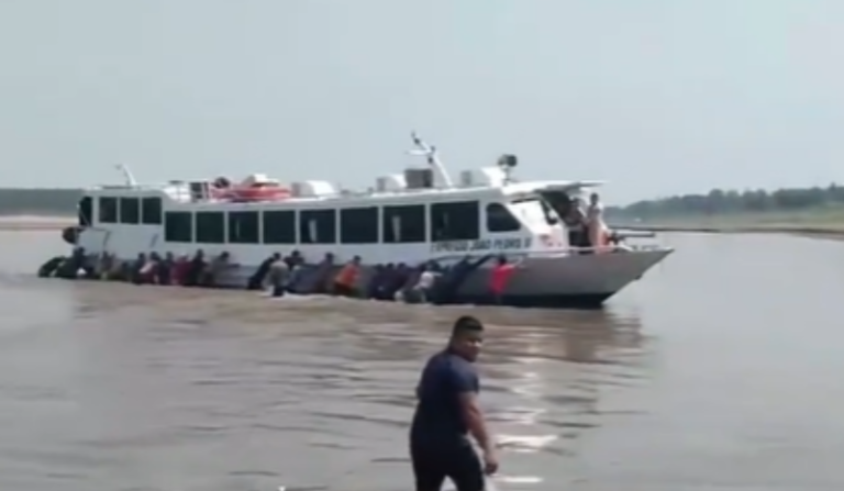 VÍDEO: Passageiros empurram lancha encalhada no AM