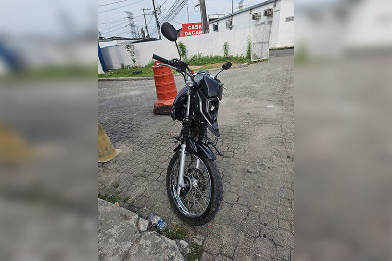 PM prende dupla e recupera motocicleta furtada em Manaus
