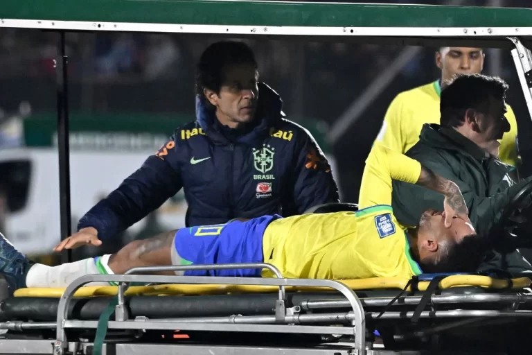 Neymar deixa jogo lesionado, Brasil joga mal e perde para Uruguai