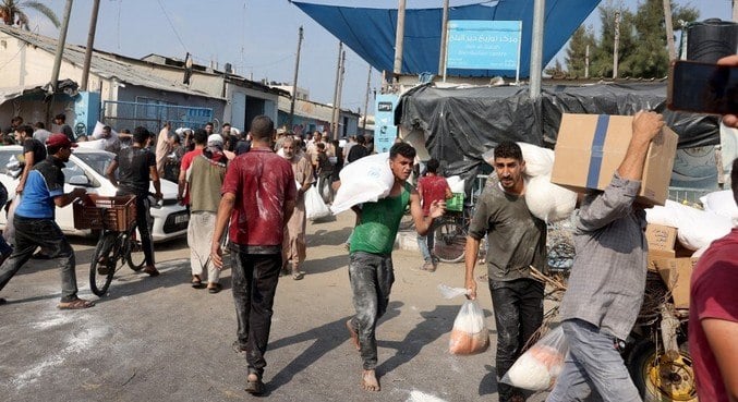 VÍDEO: População em Gaza saqueia armazém da ONU em busca de comida