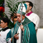 papa-francisco-vestes-homenagem-amazonia-conclusao-sinodo-_-foto-REUTERS-Yara-Nardi