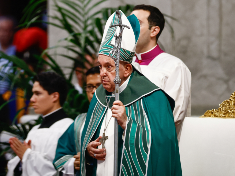 Papa Francisco celebra missa usando vestes de artista amazonense