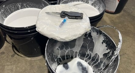 Fiscalização encontra cocaína em latas de tinta em porto no RJ