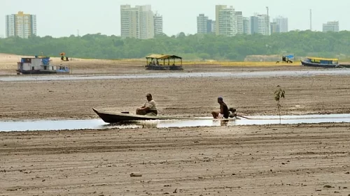 Após nove dias de descidas, rio negro volta a ficar abaixo dos 13 metros