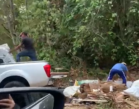 Vídeo mostra momento em que pessoas jogam lixo em área de mata, em Manaus